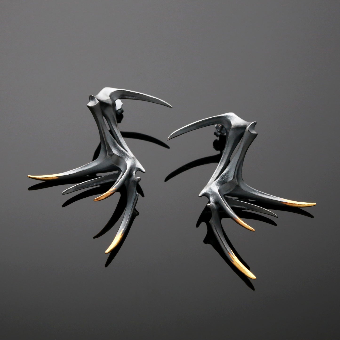 STINGER earrings, black and gold