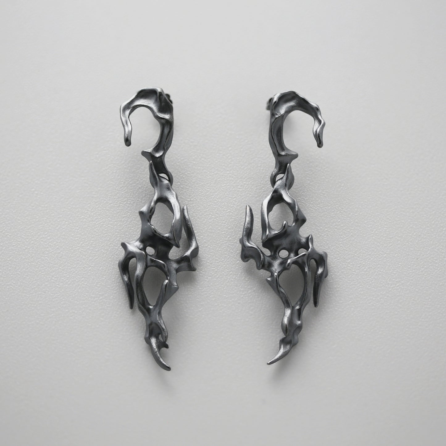 VALAKIA long earrings, black edition