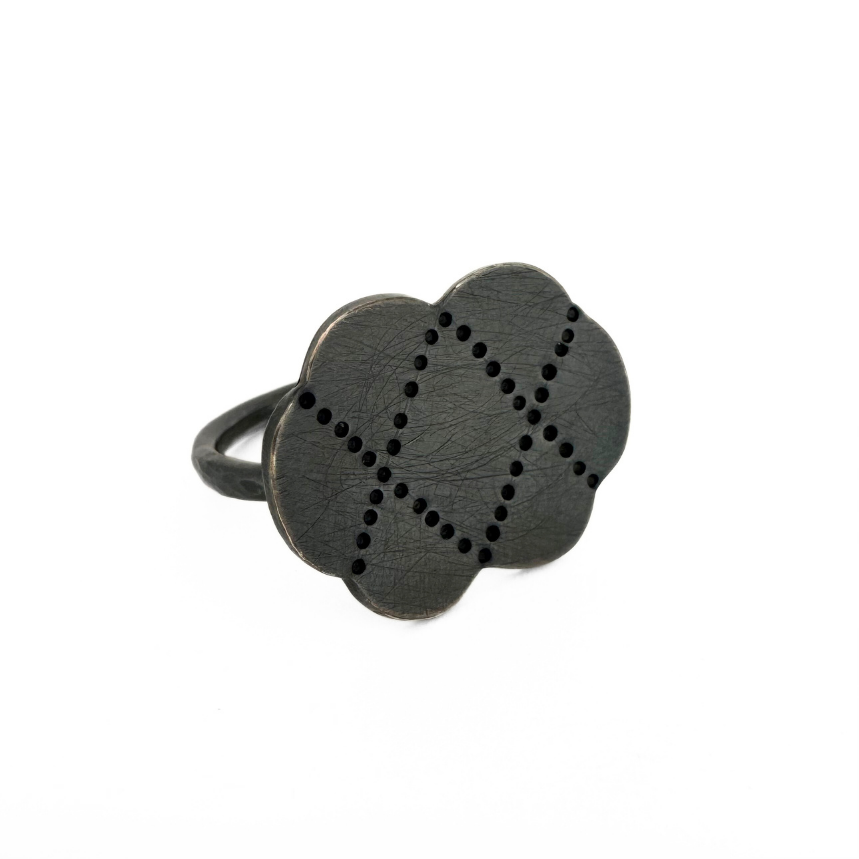 Scalloped & Faceted RING: Medium Criss Cross