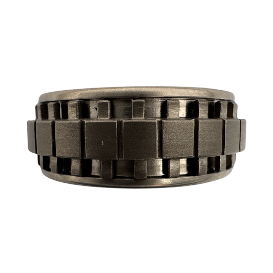Titanium band with crenelated titanium spinner