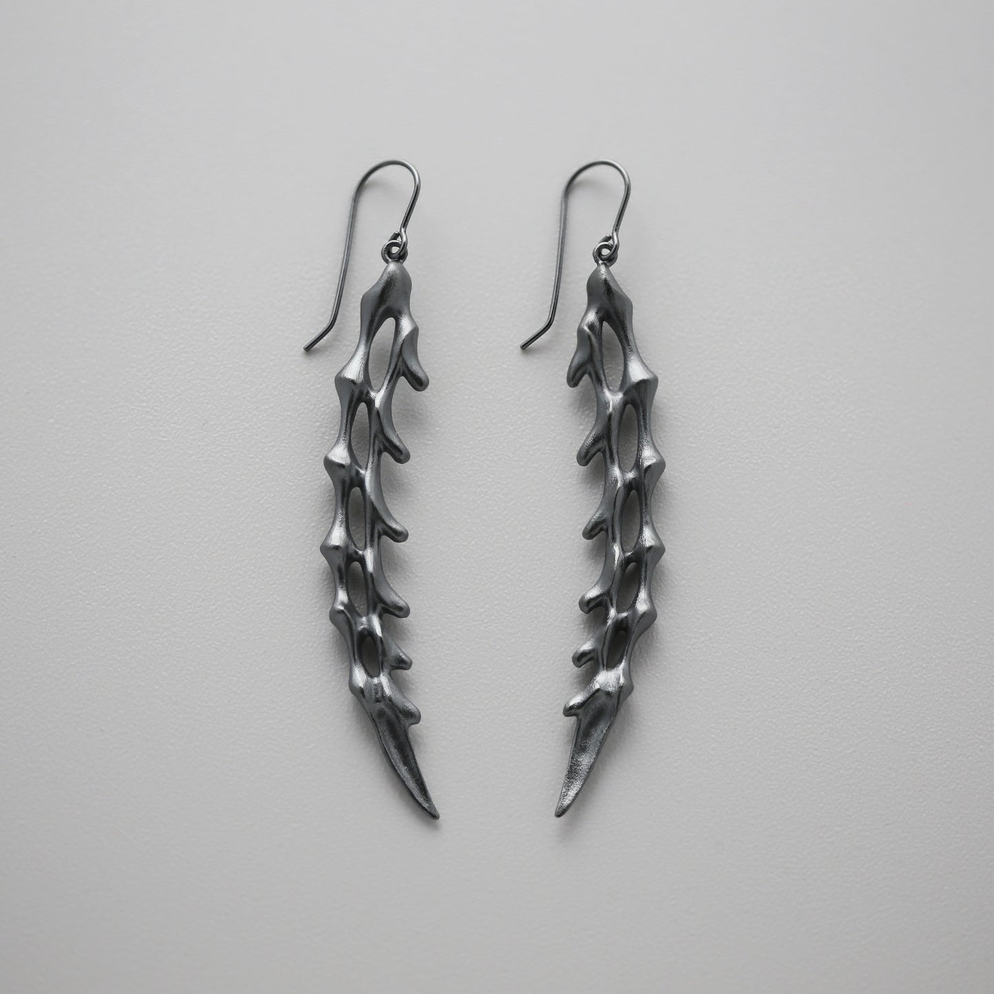 RANKA serrated long earrings, black edition